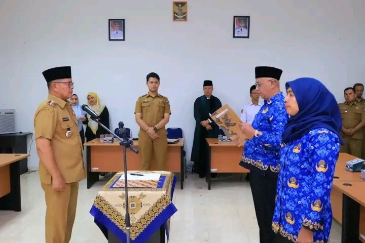 Bupati Pasaman Welly Suhery melantik dan mengambil sumpah jabatan Pejabat Administrator dan Pengawas di lingkungan Pemerintah Kabupaten Pasaman di Aula BKPSDM Kabupaten Pasaman., Senin (25/5).