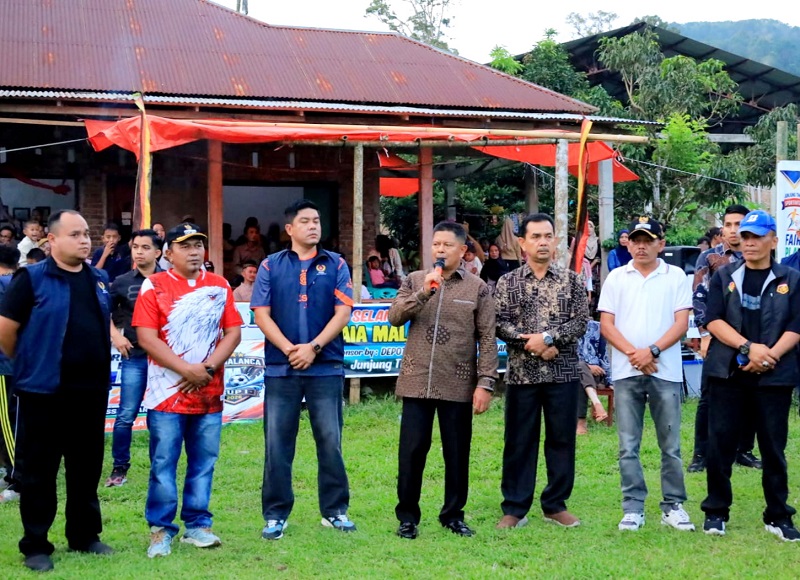 Bupati Pasaman, Welly Suhery dan Wakil H. Parulian, didampingi ketua Koni Pasaman dan jajaran serta Camat Simpati menyerahkan bantuan dana pembinaan untuk mendukung penyelenggaraan turnamen Aia Malanca Cup I.(Ist)
