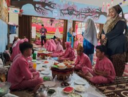 Lestarikan Tradisi Minang, Siswa SDN 30 Air Dingin Padang Ujian Praktek Makan Bajamba