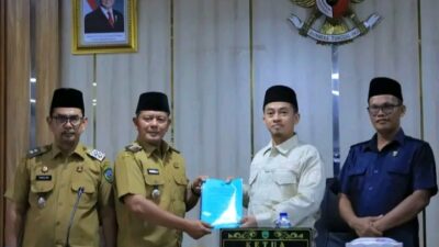 Bupati Pasaman, Welly Suheri didampingi Wakil Bupati, Parulian Dalimunte menyerahkan laporan keuangan Pemkab Pasaman 2025 kepada ketua DPRD, Nelfri Asfandi didampingi wakil ketua, Harisuddin.