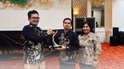 Vice President HSE PLN Indonesia Power diwakili M. Enviro menyerahkan Penghargaan Proper Anugerah Lingkungan kepada Sepri Fajriadi selaku perwakilan PLN IP UBP Bukittinggi.(Ist)