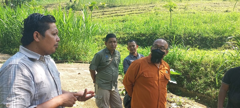 Ricky Ekoni Saputra calon penerima Kalpataru perintis lingkungan saat peninjauan kelapangan Selasa (19/5) bersama Tim penilai Kalpataru Kemementerian Lingkungan Hidup RI Jakarta Ahmad Junaidi.subandi.
