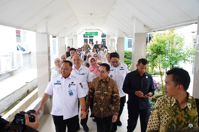 Wamenkes Benyamin Paulus Octavianus dan Bupati Eka Putra, Wabup Ahmad Fadly dan Ketua DPRD Anton Yondra. (ydi)