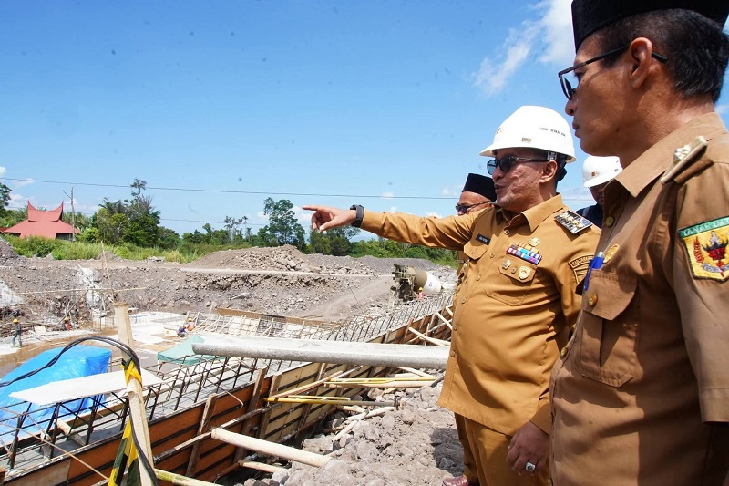 Bupati Eka Putra meninjau pembangunan sabodam Nagari Sungai Jambu. (ist)
