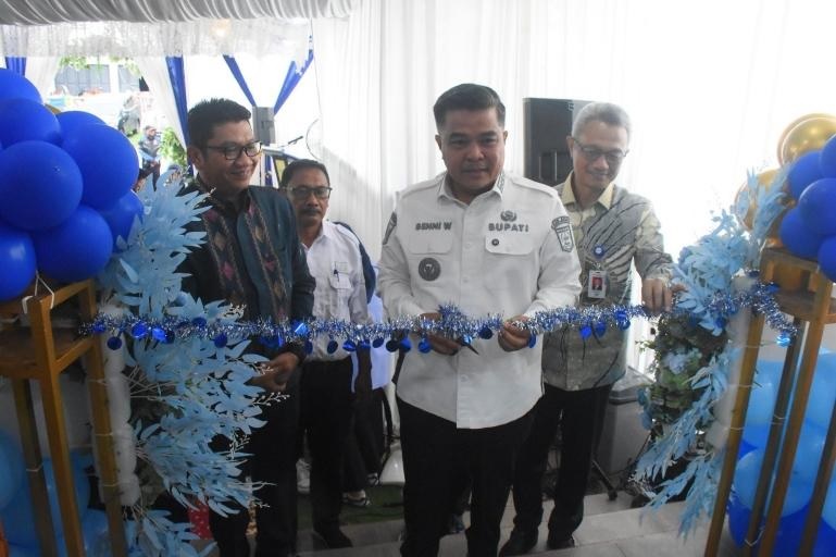 Peresmian Bank Nagari KCP Baso yang ditandai dengan pengguntingan pita oleh Bupati Agam Benni Warlis, Rabu (6/5/2026). (Ist)