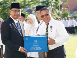 UNP Anugerahkan Satyalancana Karya Satya kepada ASN Berprestasi di Hardiknas 2026