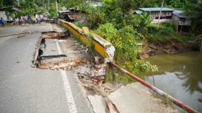 Jembatan Titian Putiah di Nagari Taluak yang rusak parah. (ist)