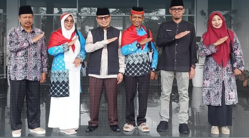 Pemko Bukittinggi melepas keberangkatan dua Jamaah Calon Haji (JCH) yang masuk dalam kloter 14, menuju embarkasi Padang. Dua jamaah itu dilepas wakil walikota bersama perwakilan Kemenhaj. (ist)