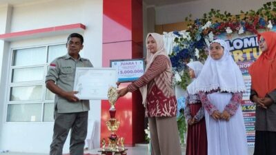 Penyerahan hadiah, piagam dan tropi kepada pemenang lomba.