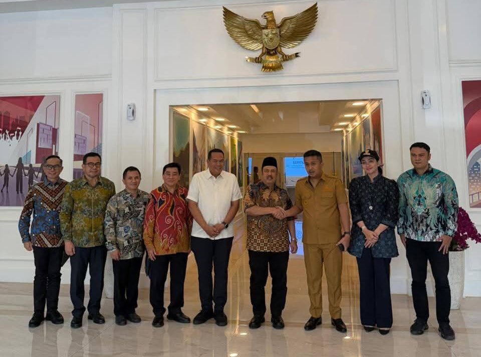 Wagub Vasko dan Bupati Annisa foto bersama dengan jajaran kementerian usai audiensi.