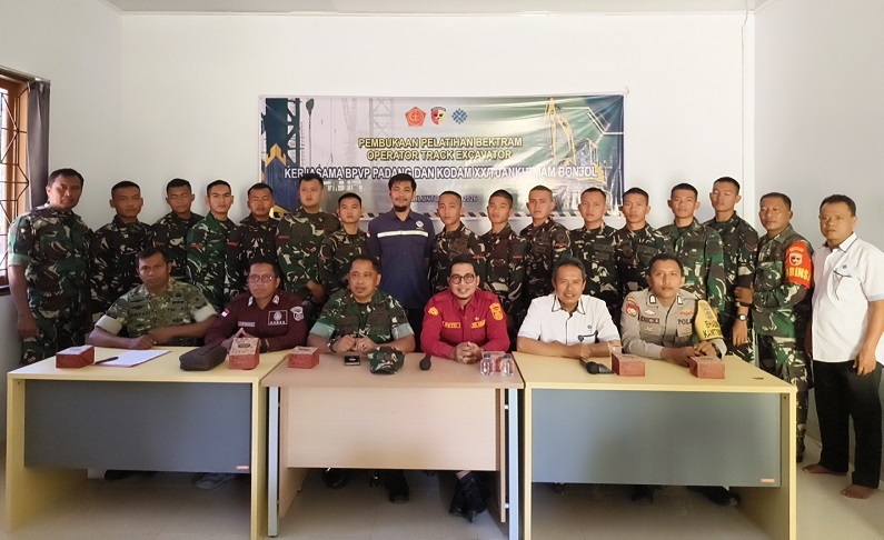 Pembukaan pelatihan operator alat berat track excavator di BPVP Sawahlunto oleh Dandim.0310 SSD diwakili Danramil Talawi Lettu.Aspil Abyes. subandi