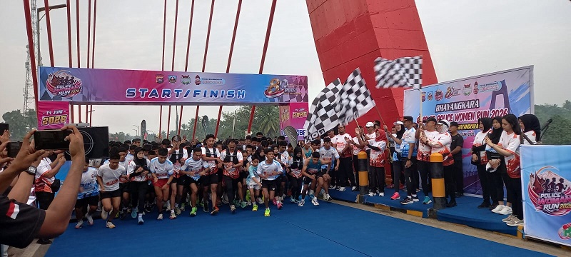 Para pelari ketika memulai start Road Police Women Run 2026 di Jembatan Kabel Stayet Sungai Dareh, Kabupaten Dharmasraya.