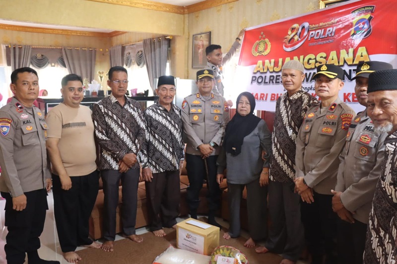 HUT Bhayangkara ke - 80 Kapolres AKBP.Simon Yana Putra, S.I.K, MH dan jajarnnya lakujan anjangsana dengan para Purnawirawan Polri & Bakti Soial lainnya Sabtu (20/6).subandi