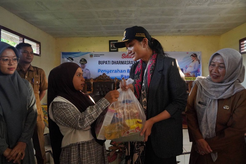 Bupati Annisa menyerahkan bantuan kepada ibu hamil.
