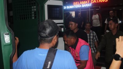 Tersangka BA, mantan Pj Wali Nagari Baringin ketika dimasukkan ke mobil tahanan menuju Rutan Anak Air untuk menjalani proses hukum atas kasus dugaan korupsi dana nagari, Sabtu (6/6) di halaman Kejati Sumbar. (wahyu)