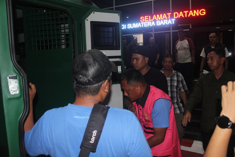 Tersangka BA, mantan Pj Wali Nagari Baringin ketika dimasukkan ke mobil tahanan menuju Rutan Anak Air untuk menjalani proses hukum atas kasus dugaan korupsi dana nagari, Sabtu (6/6) di halaman Kejati Sumbar. (wahyu)