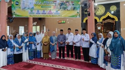 Pengurus BKMT foto bersama usai pembukaan berbagai lomba dalam rangka rangkaian tahun baru Islam 1448 Hijriah di Masjid Agung Nurul Iman Selasa (23/6). subandi
