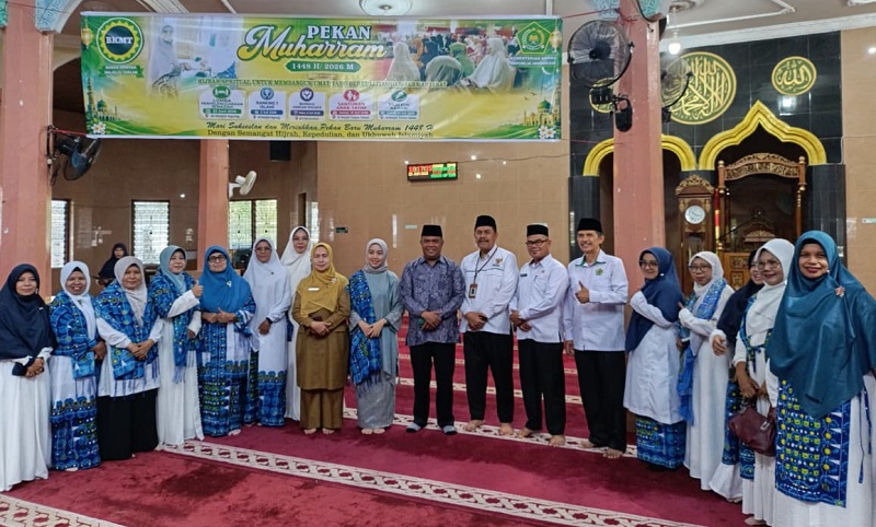 Pengurus BKMT foto bersama usai pembukaan berbagai lomba dalam rangka rangkaian tahun baru Islam 1448 Hijriah di Masjid Agung Nurul Iman Selasa (23/6). subandi