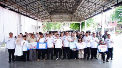 Penyerahan simbolis Bansos dan BLT. (ist)