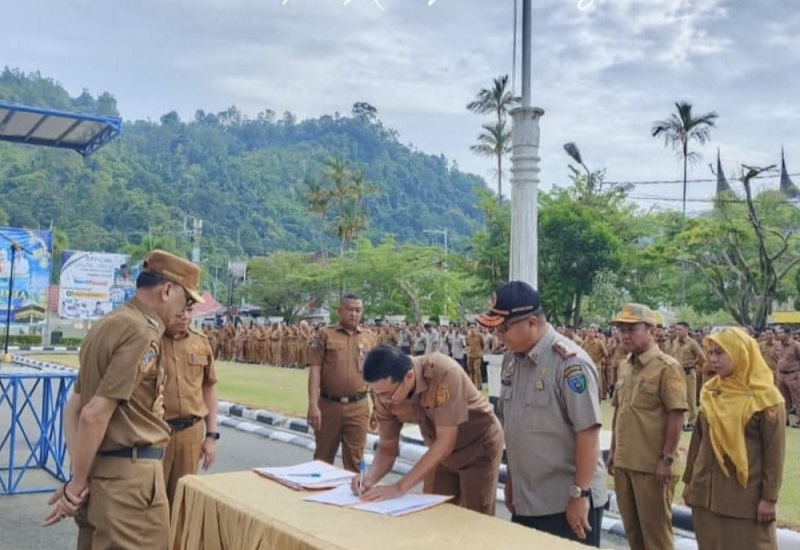 Disdukcapil Pesisir Selatan menandatangani Perjanjian Kerja Sama (PKS) dengan sejumlah Organisasi Perangkat Daerah (OPD), instansi vertikal, dan lembaga mitra pelayanan, Senin (8/6). (ist)