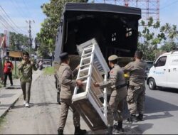 Satpol PP Tertibkan PKL yang Berjualan di Fasum Koto Tangah
