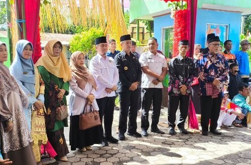 Ketua DPRD Agam H.Ilham foto bersama Camat Banuhampu, walinagari, Ketua Komite sekolah dan Kepala SD Negeri 03 Cingkariang Kecamatan Banuhampu usai melepas pawai taaruf wisuda tahfidz angkatan ke II dan pelepasan siswa kelas VI Tahun Pelajaran (TA) 2025/2026 di sekolah setempat.(Kasnadi.NP)