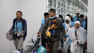  Jemaah Haji kloter 04 dengan wajah bahagia masuk ke ruang tunggu BIM. (ist)
