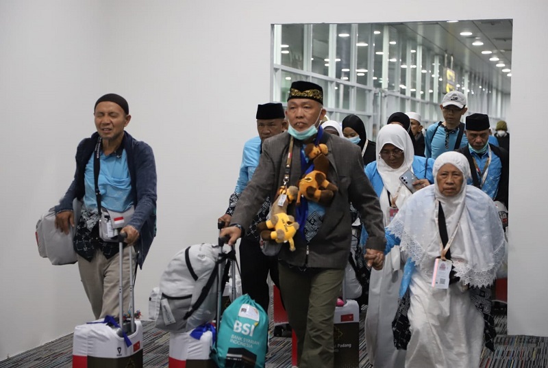 Jemaah Haji kloter 04 dengan wajah bahagia masuk ke ruang tunggu BIM. (ist)