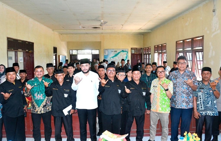 Walikota Padang, Fadly Amran berfoto bersama usai bersilaturahim dengan pengurus Kerapatan Adat Nagari (KAN) Bungus Teluk Kabung (Bungtekab), Kamis (4/6). (Syawaldi)