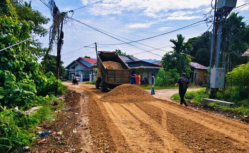 Proses pembangunan infrastruktur di Dharmasraya.