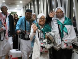 Jemaah Haji Kloter 1 Mendarat di BIM, Satu Orang Masih di RS Arab Saudi