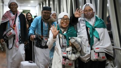Jemaah Haji Kloter 1 Mendarat di BIM, Satu Orang Masih di RS Arab Saudi