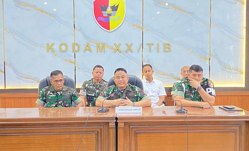 Kapendam memberikan keterangan pers. (deri)