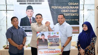 Ade Rezki Pratama menyerahkan bantuan. (ist)