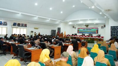 Bupati Tanah Datar Sampaikan LPj APBD Setebal 50 Halaman Pada DPRD