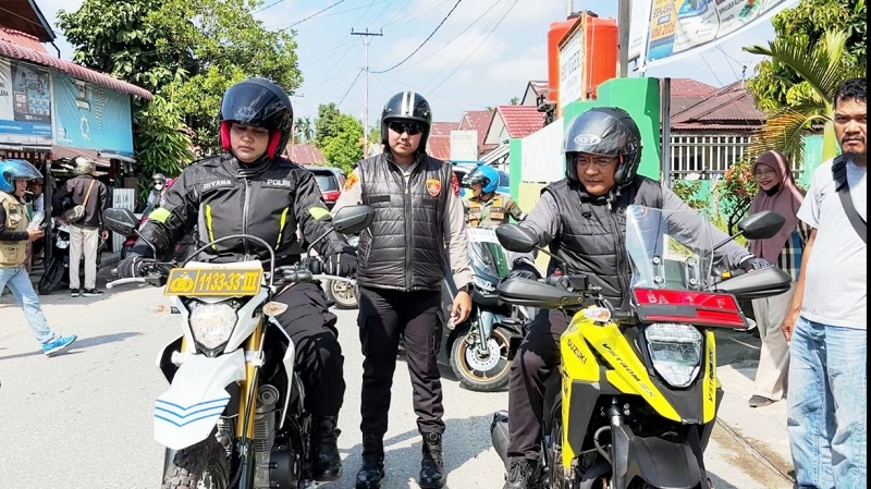 Bupati John Kenedy Azis dan Kapolres AKBP AKBP Riyana Purwasari mengendarai sepeda motor untuk memantau pelaksanaan Pemilihan Walinagari (Pilwana) serentak 2026 di 73 Nagari di Kabupaten Padang Pariaman, Sabtu (28/6). -(Humas)