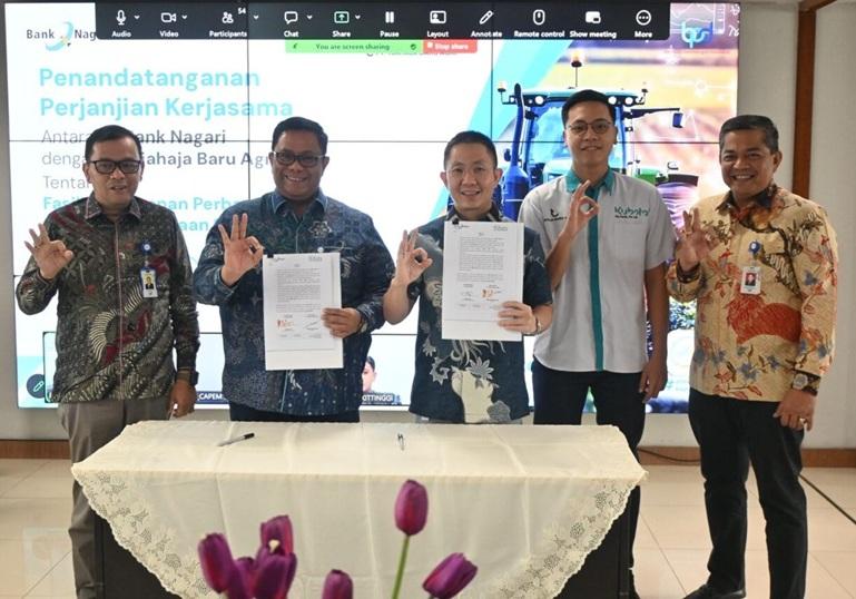 Direktur Kredit dan Syariah Bank Nagari, Hafid Dauli dan Direktur Kepatuhan Bank Nagari Sukardi bersama Direktur PT Tjahaja Baru Agri, Edward Ferry Gani usai penandatanganan kerja sama, Kamis (18/6). (Ist)