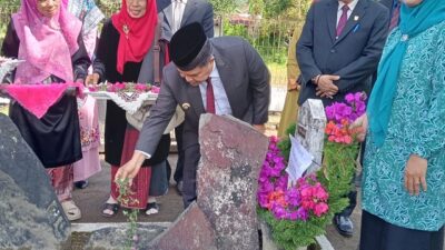Bupati Benni Warlis menaburkan bunga di makam H. Abdul Manan sast ziarah usai upacara HUT perang Kamang, Senin (15/6). (Maswir Chaniago)