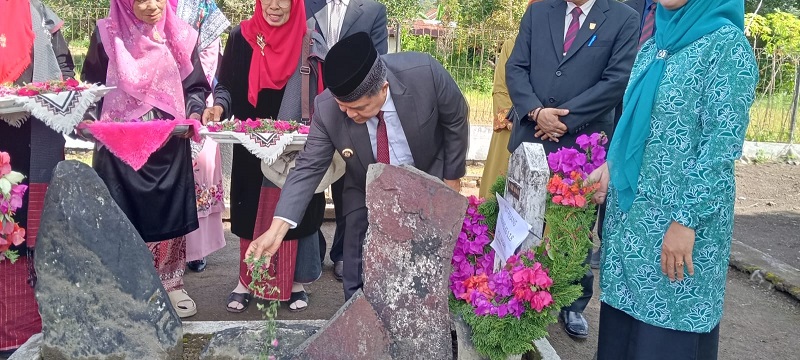 Bupati Benni Warlis menaburkan bunga di makam H. Abdul Manan sast ziarah usai upacara HUT perang Kamang, Senin (15/6). (Maswir Chaniago)