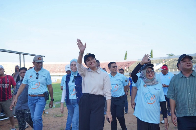 Bupati Annisa dan Wakil Bupati Leli Arni menyapa maayarakat.