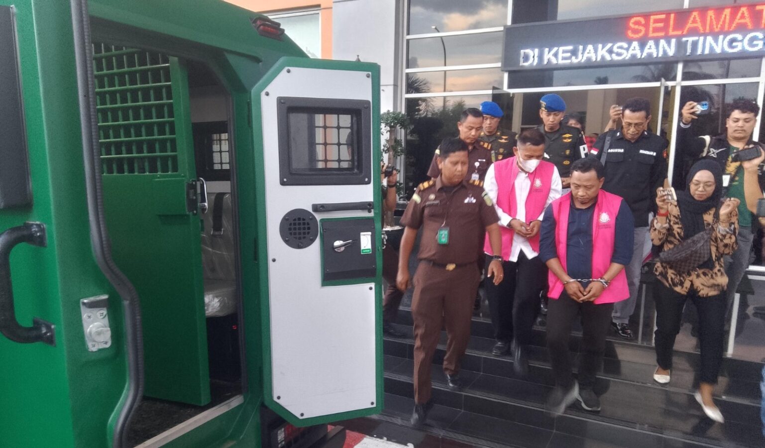Dua tersangka ditahan Kejati Sumbar. (wahyu)