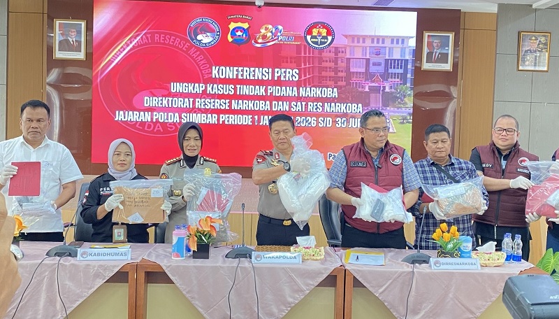 Wakapolda Brigjen Pol Solihin bersama Direktur Reserse Narkoba Polda Sumbar, Kombe Pol Wedi Mahadi dan Kabid Humas Kombes Pol Susmelawati Rosya memamerkan barang bukti hasil pengungkapan sepanjang Januari hingga Juni 2026 di Mapolda Sumbar, Selasa (30/6). deri oktazulmi