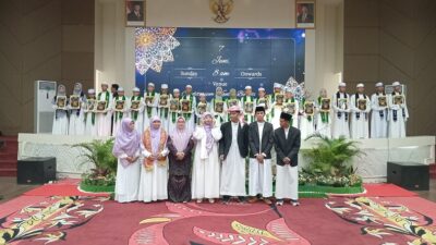 Foto bersama para tahfiz, para ustadz dan ustazah Yayasan ASA.