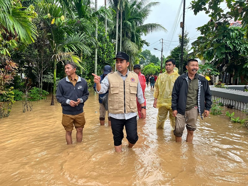Walikota bersama masyarakat menelusuri salah satu pemukiman masyarakat yang terdampak banjir.