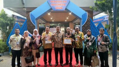 Bupati Pesisir Selatan Terima Penghargaan dari Dewan Pembina Lingkar Daerah Belajar