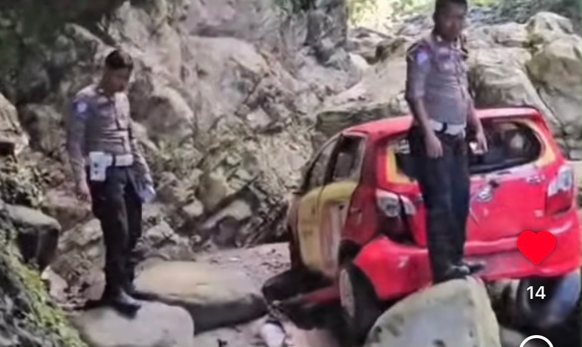 Mobil masuk jurang