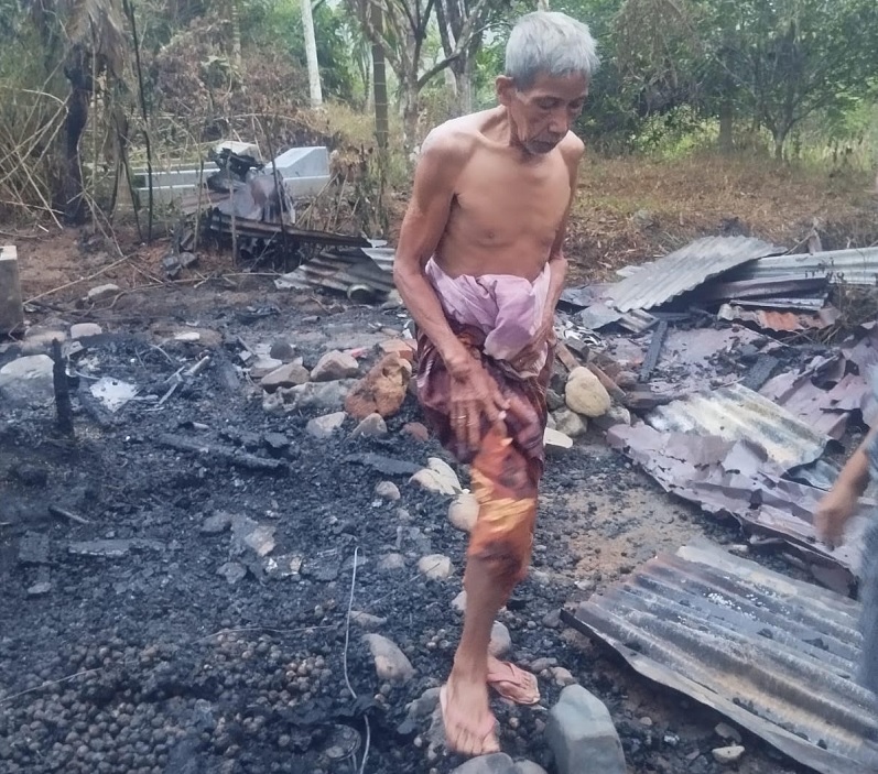Syafruddin,(76 th) warga Desa Kolok Nan Tuo Kecamatan Barangin tertunduk pilu yang tersisah hanya sehelai kain Sarung yang dia pakai saat Rumahnya terbakar Senin (27/7) sekitar pukul 18.15 wib. subandi