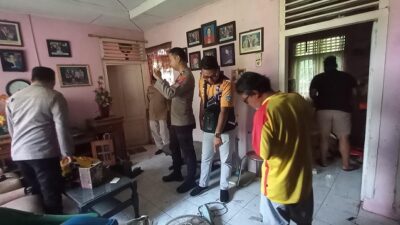 Bripka.Angga Nasution beserta anggota sedang melakukan olah TKP di Rumah kosong milik Yanto,(70 th) yang diacak - acak maling Selasa (14/7). subandi