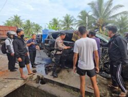 Kecelakaan di Sicincin, Sopir Travel Tewas Terjepit