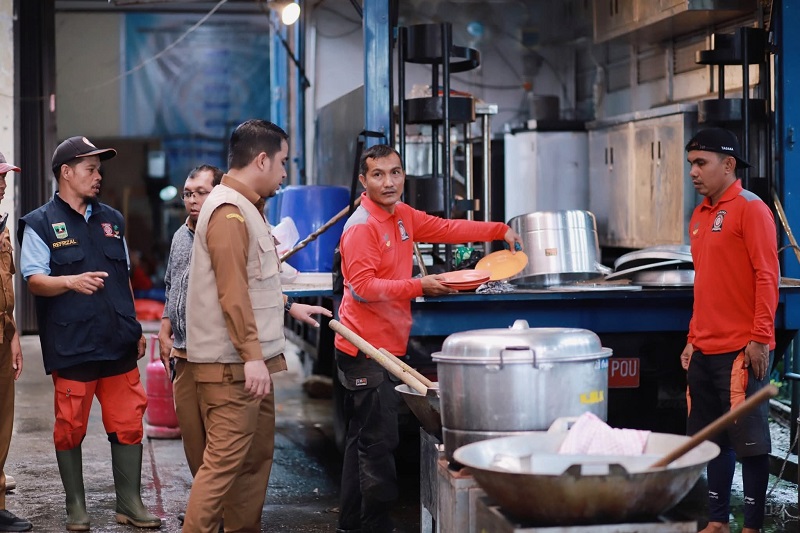 Walikota Ramadhani meninjau dapur memastikan ketersediaan makanan untuk daerah terdampak berjalan baik.